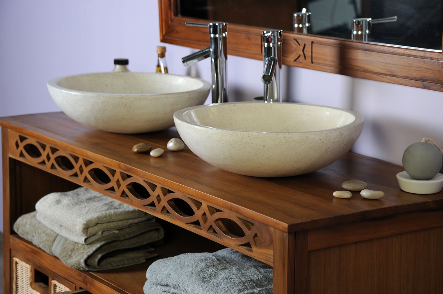 Salle de bains en teck massif et vasque en terrazo ivoire à petit prix.